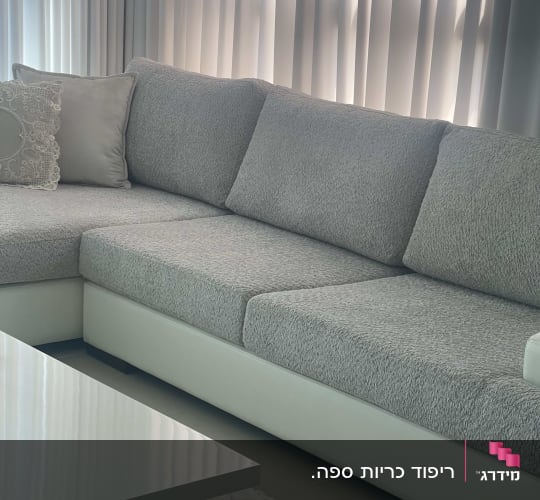 ספת רייש פינתית מרופדת בבד אפור טקסטורלי ובסיס לבן